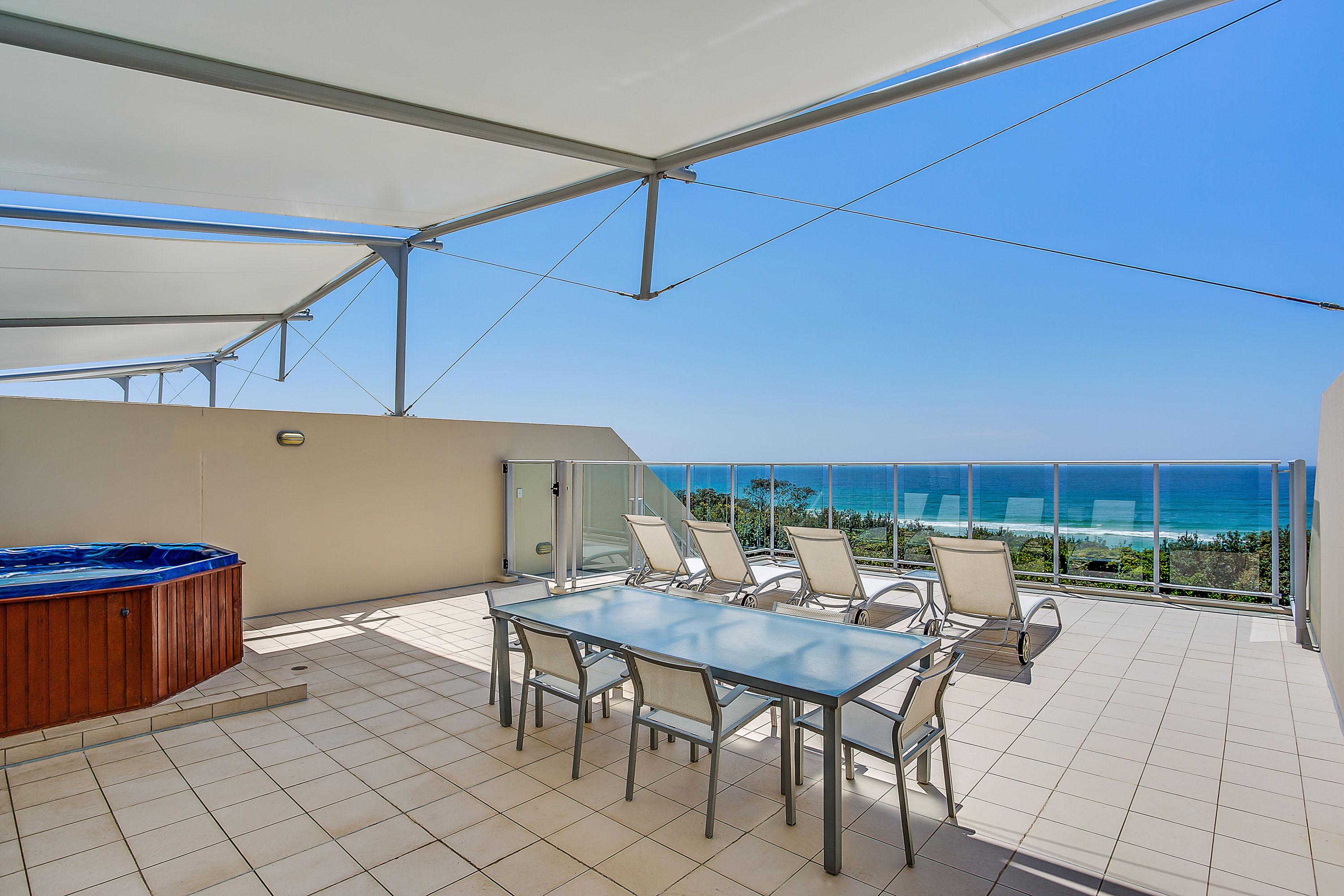 Peppers Salt Resort & Spa Kingscliff Eksteriør bilde Rooftop pool at the Mantra Crown Towers