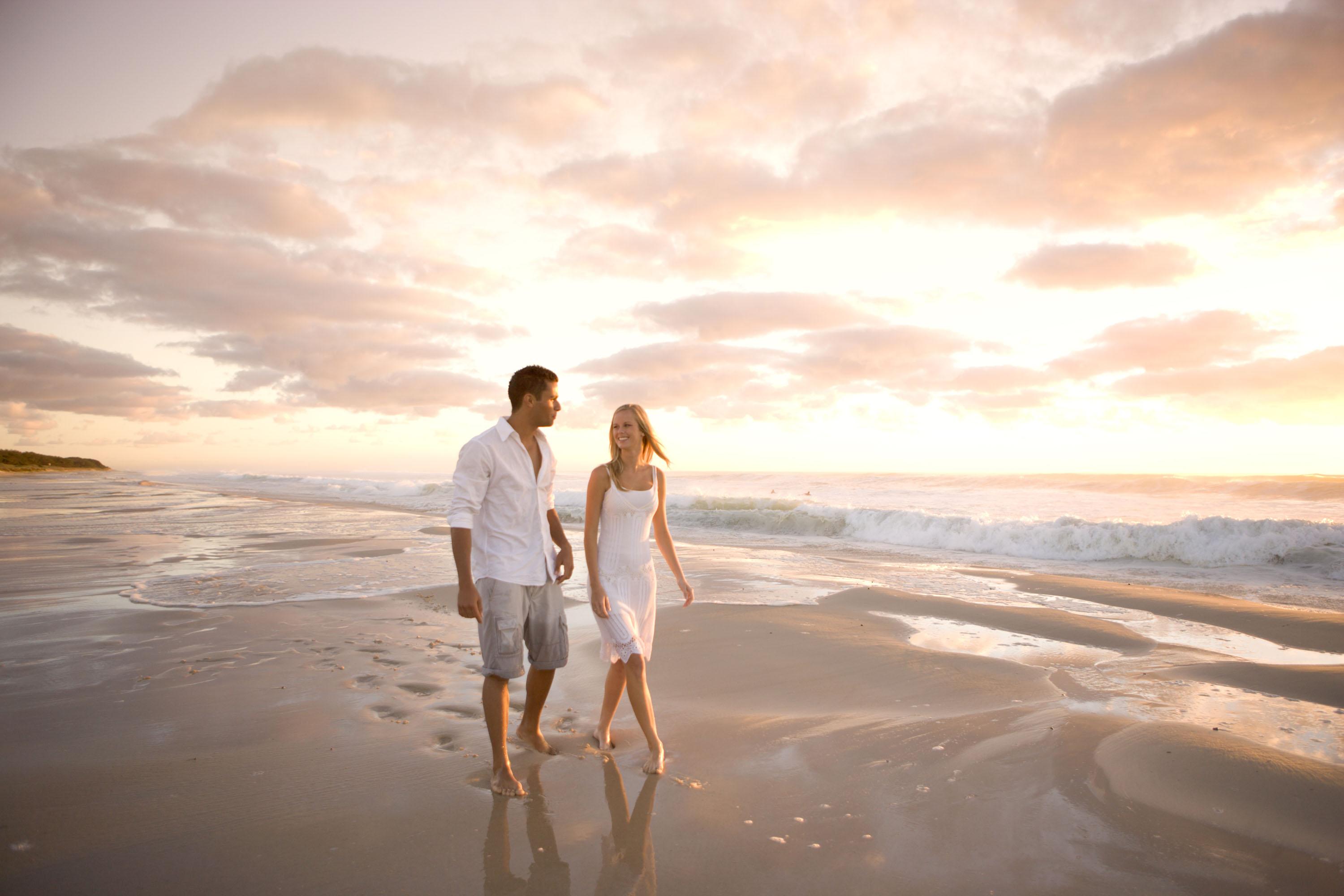 Peppers Salt Resort & Spa Kingscliff Eksteriør bilde A couple walking on a beach